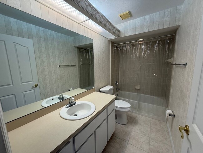 Building Photo - Charming 3-Bedroom Home in Broadmoor – Move-In Ready!