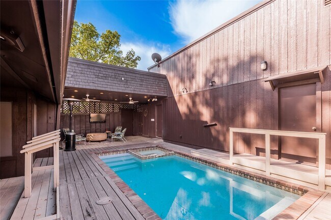 Building Photo - 514 Hickory Dr