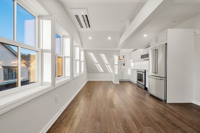 Building Photo - 1 School St