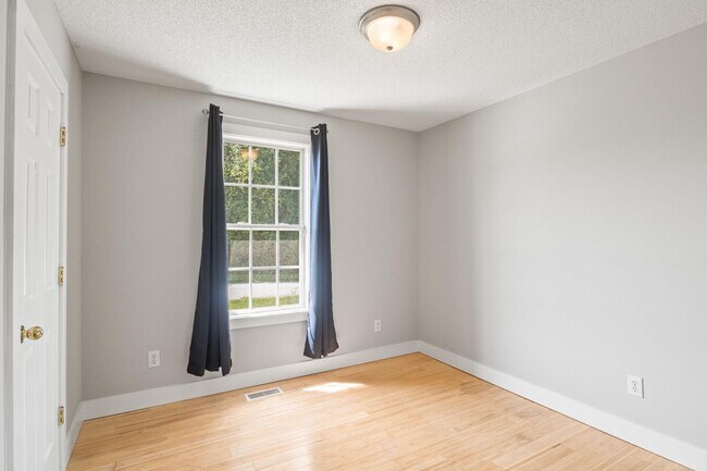 Building Photo - 1000 Meadowgreen Dr