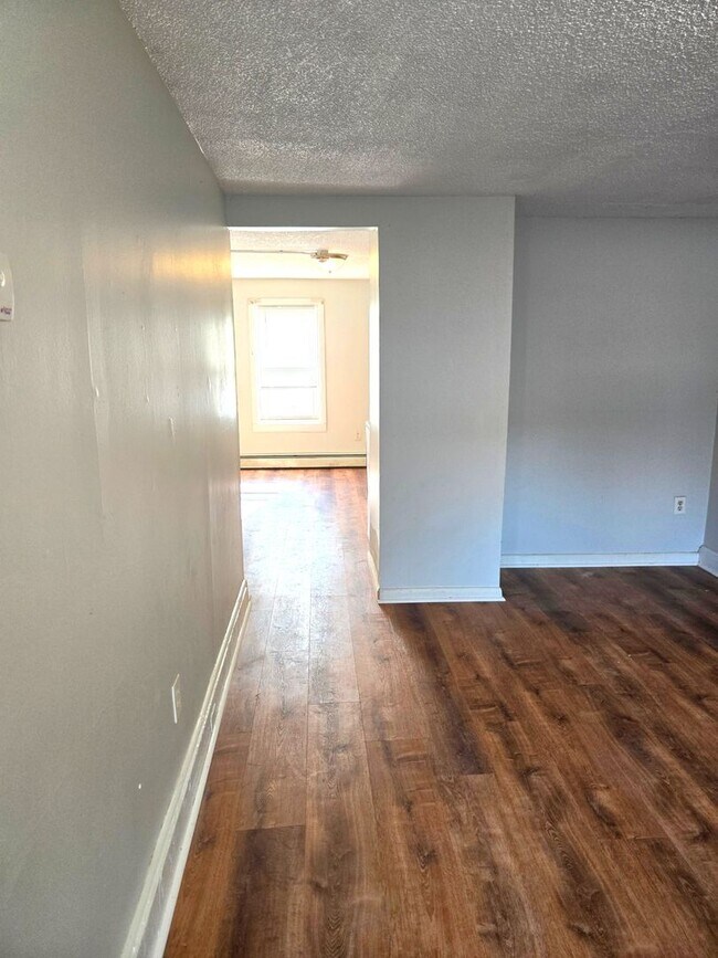 Building Photo - 31 Beecher St