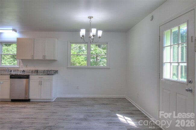 Building Photo - 1015 Sharon Dr