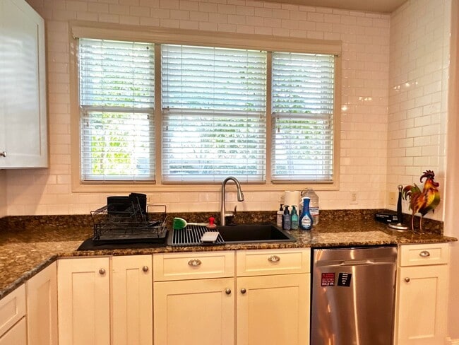 Building Photo - HIGHLY DESIRABLE AND SPACIOUS HOME FULLY EQUIPPED WITH SOLAR PANELS + LANDSCAPING INCLUDED