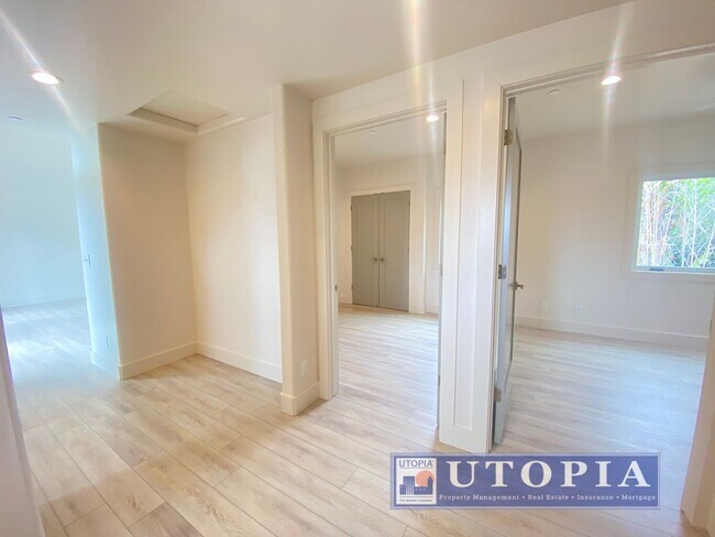 Building Photo - 3Bd/2Ba Townhouse Style Home with Office/Den and Garage- Centrally Located, Easy Commute