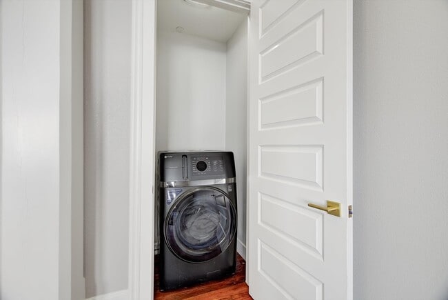 Building Photo - 2206 The Strand