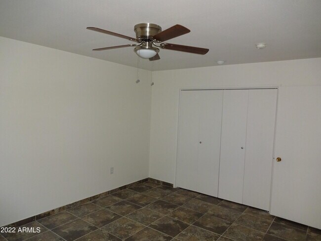 Building Photo - 9930 W Oak Ridge Dr
