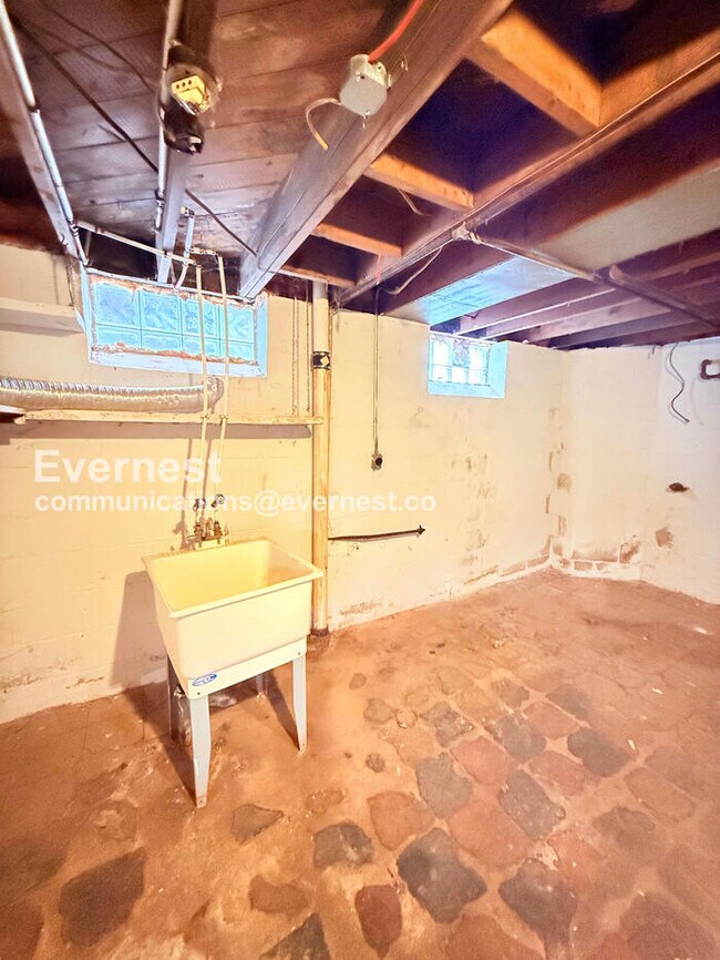 Building Photo - 10747 Roxbury St