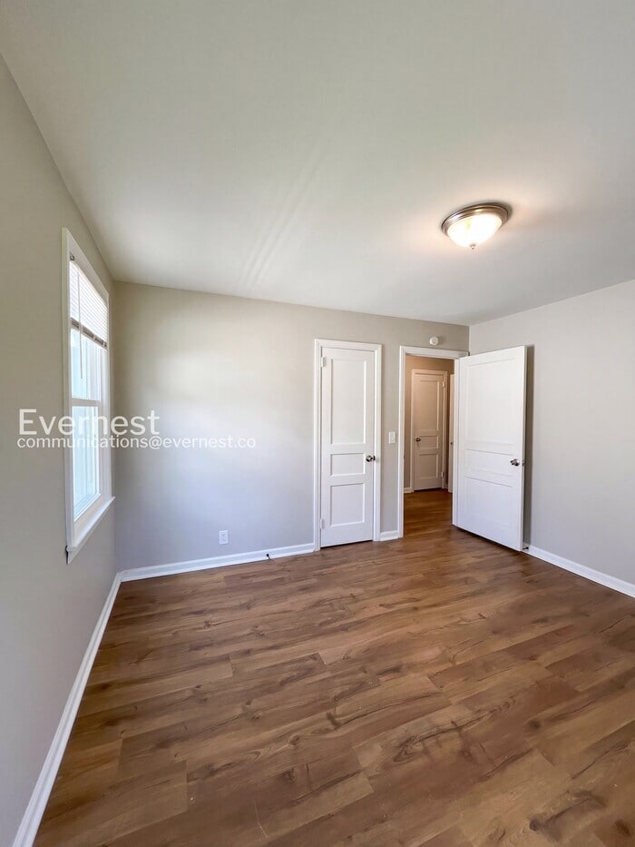 Building Photo - 3233 Southlake Dr