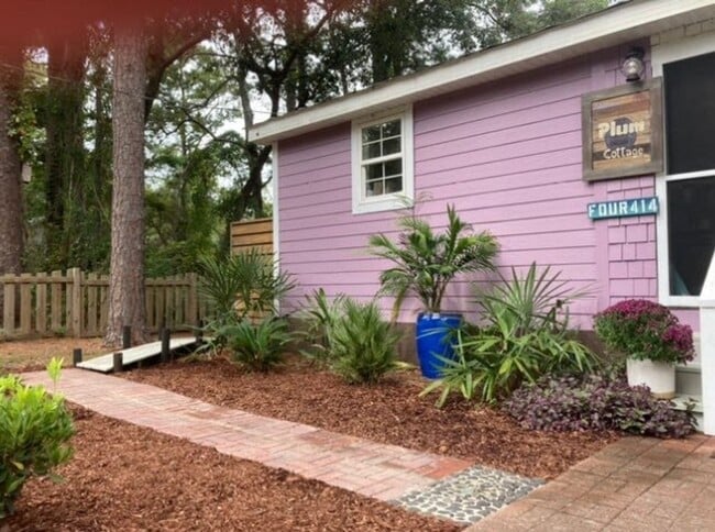 Building Photo - Looking for a lovely home that is fully furnished!