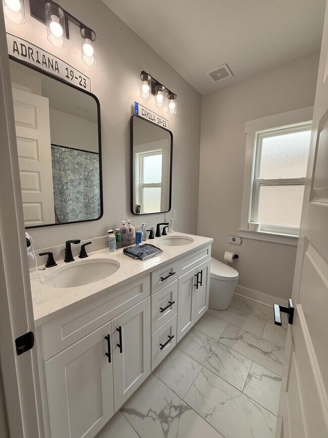 Building Photo - 206 Red Deer Run