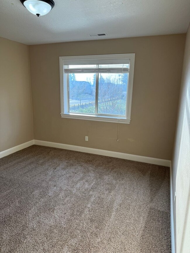 Building Photo - Goregous 5 Bedroom Home! Great Location! Vaulted Ceilings! Fenced Yard! 3- Car Garage & More!