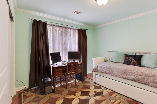 Building Photo - 8900 Carroll Manor Dr