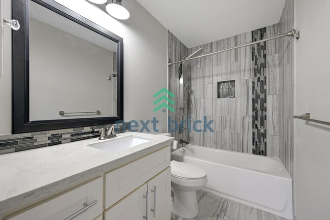 Building Photo - "Charming Sammamish Retreat: 3-Bedroom Home with 2.5 Baths & 1,710 Sq Ft of Comfort"