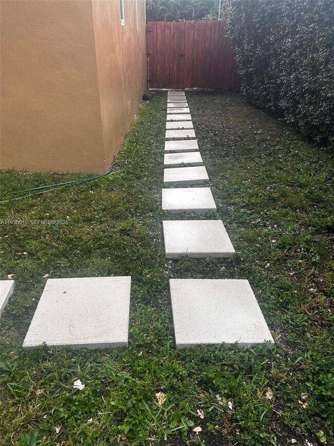 Building Photo - 3753 SW 26th Terrace