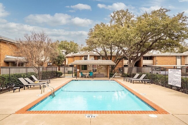 Building Photo - 2808 Escada Dr