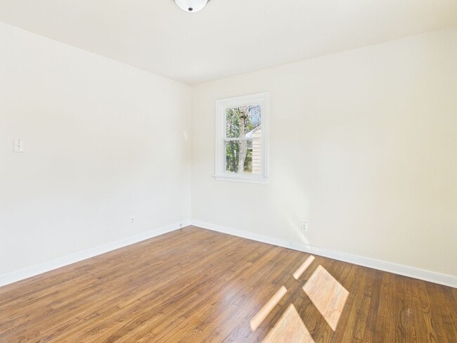 Building Photo - 954 Kingsway Rd