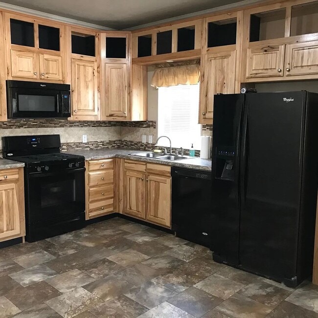 Building Photo - Quiet Home Out of Town