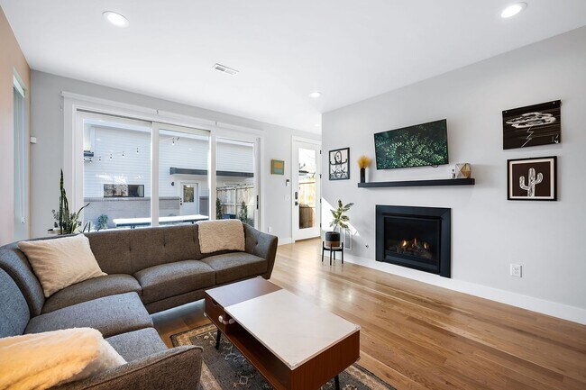 Building Photo - Modern 4BD, 4BA Home With 2-Car Garage, On...