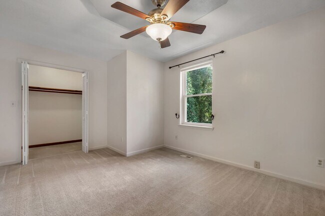 Building Photo - Townhome with Garage Near the Parkway