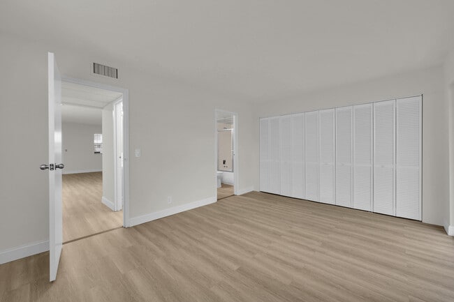 Building Photo - 146 Saxony D