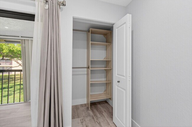 Building Photo - 3939 NE 5th Ave