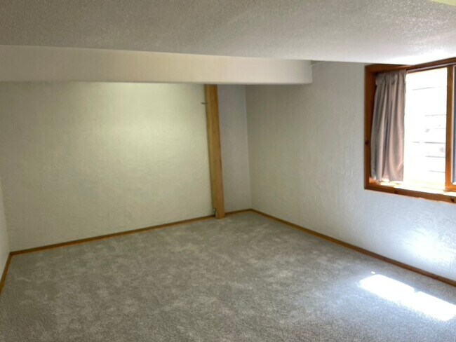 Building Photo - Spectacularly HUGE 6BD Home with Panoramic...