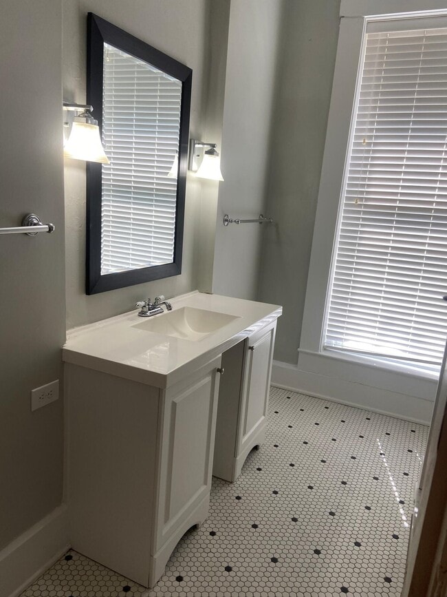 Building Photo - 249 S Limestone