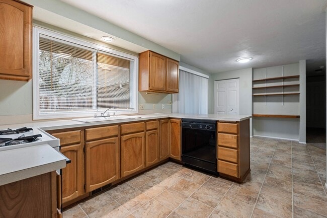 Building Photo - Large 2 bedroom 2 bathroom duplex with garage! $500 OFF YOUR FIRST MONTH’S RENT!