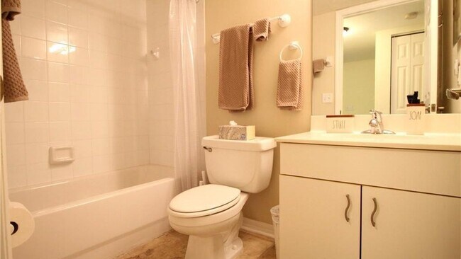 Building Photo - 273 Robin Hood Cir