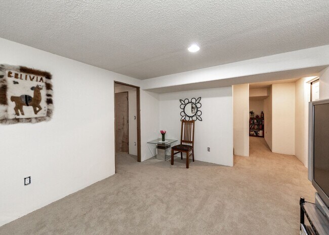 Building Photo - Spacious 5 Bedroom in D20 centrally located