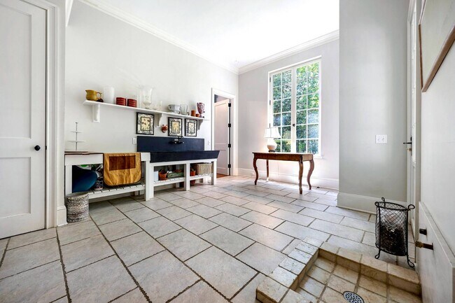 Building Photo - 662-672 Noyac Path