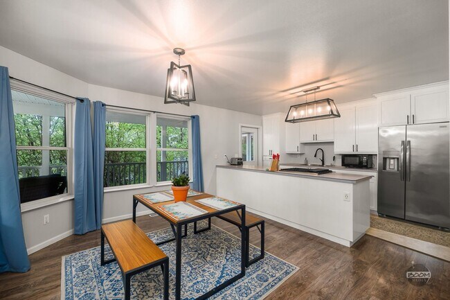 Building Photo - Charming Palmer Home!