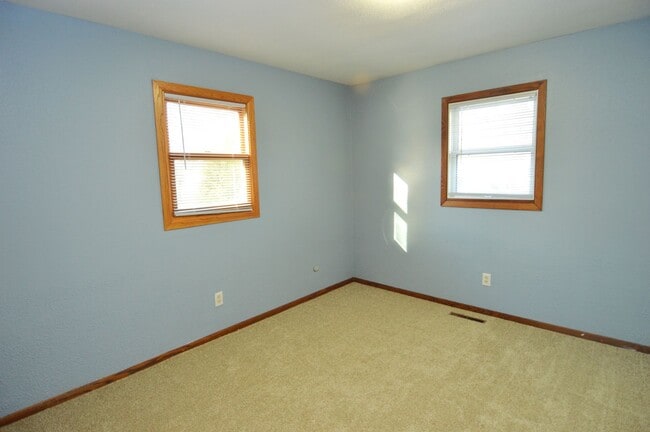 Building Photo - Huge 4 Bed 2 Bath Single Family Home!! Ton...