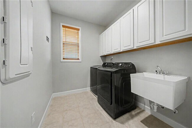 Building Photo - 165 Mansfield Dr