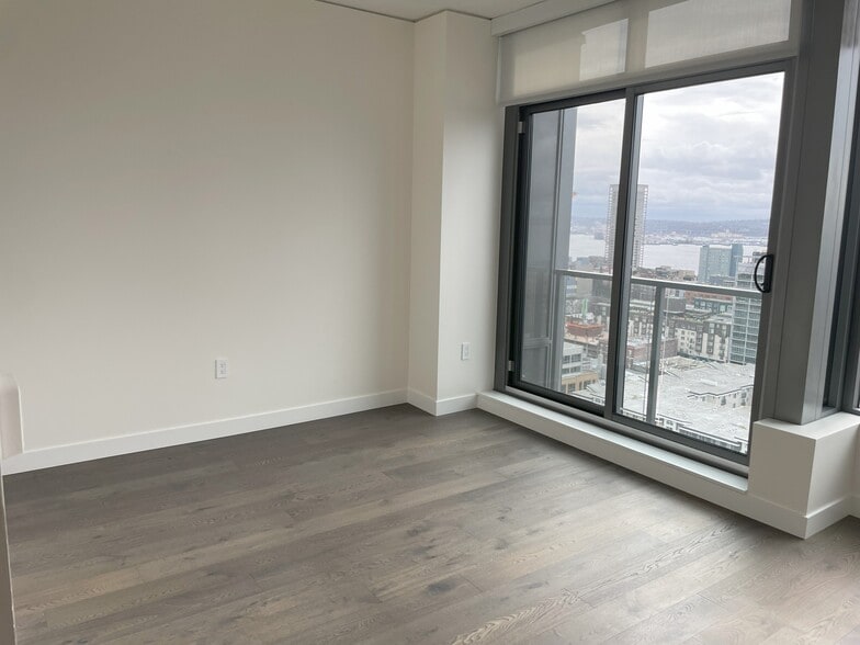 Building Photo - 2510 6th Ave