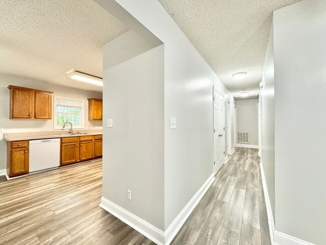 Building Photo - 3 BR Unit Near Shoppes on Elm