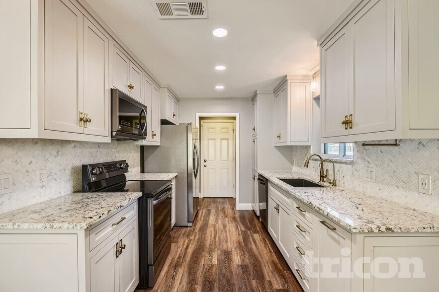 Building Photo - 7549 David Dr