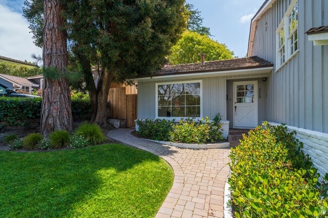 Building Photo - Valmonte 3 bed/3 bath Home plus guest house.