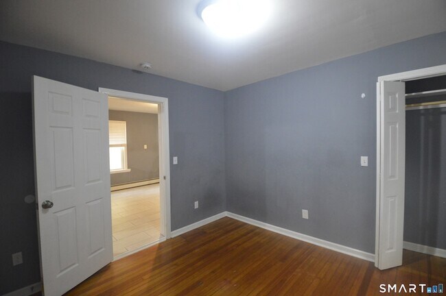Building Photo - 807 Brewster St