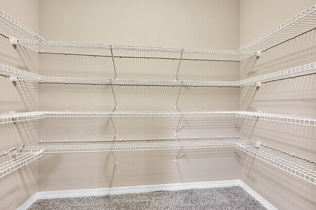 Building Photo - $2,940.95, $300.00 off the first month's rent, 6 Bedrooms, 3 Bathrooms, Single Family Home in Col...