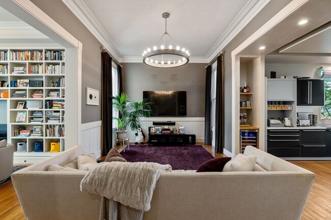 Building Photo - 2866 Pine St