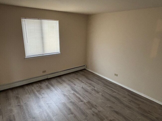 Building Photo - 8940 Cedarwood Dr