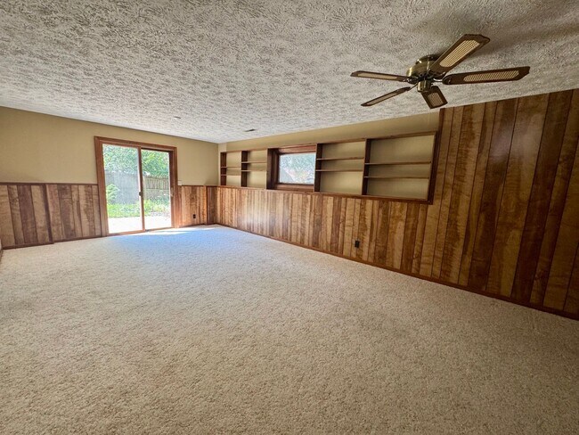 Building Photo - Beautiful walk-out house in SOUTH Lincoln