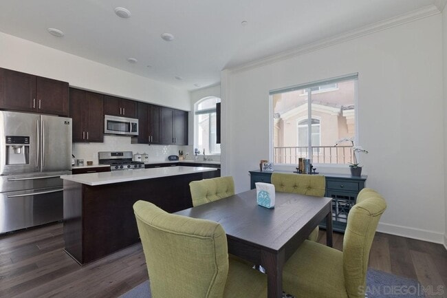 Building Photo - Chula Vista - Adorable 3 Bedroom 3 Bath To...