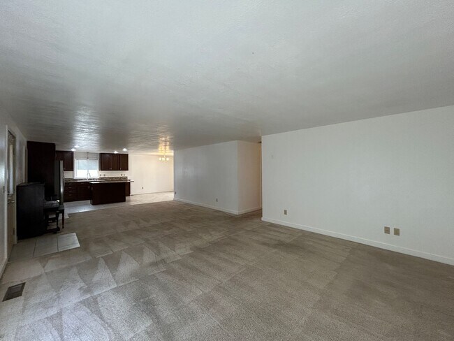 Building Photo - 4 Bedroom / 2 Bathroom Home in SW Redmond