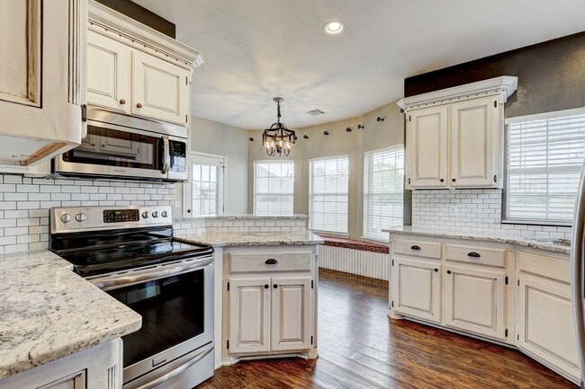 Building Photo - 1605 Silver Oak Dr