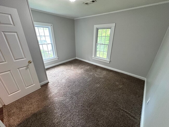 Building Photo - 3 Bedrooms, 1 Bathroom - North Rome House