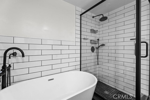 Building Photo - 6752 Hillpark Dr