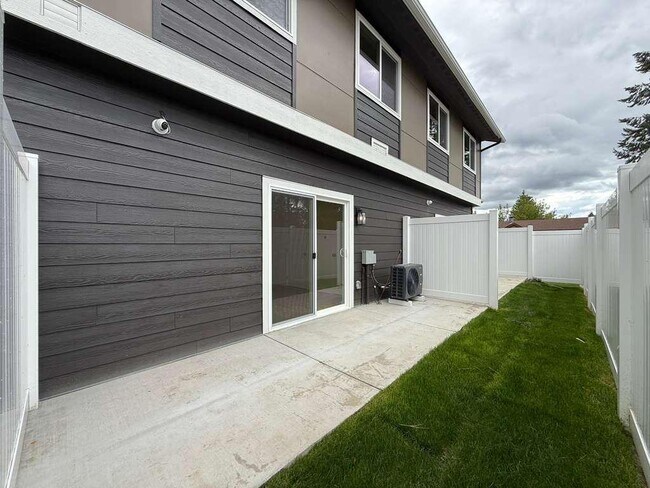 Building Photo - 3925 E 32nd Ave