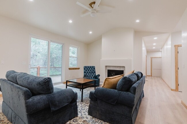 Building Photo - Beautiful New Construction Mountain Retreat